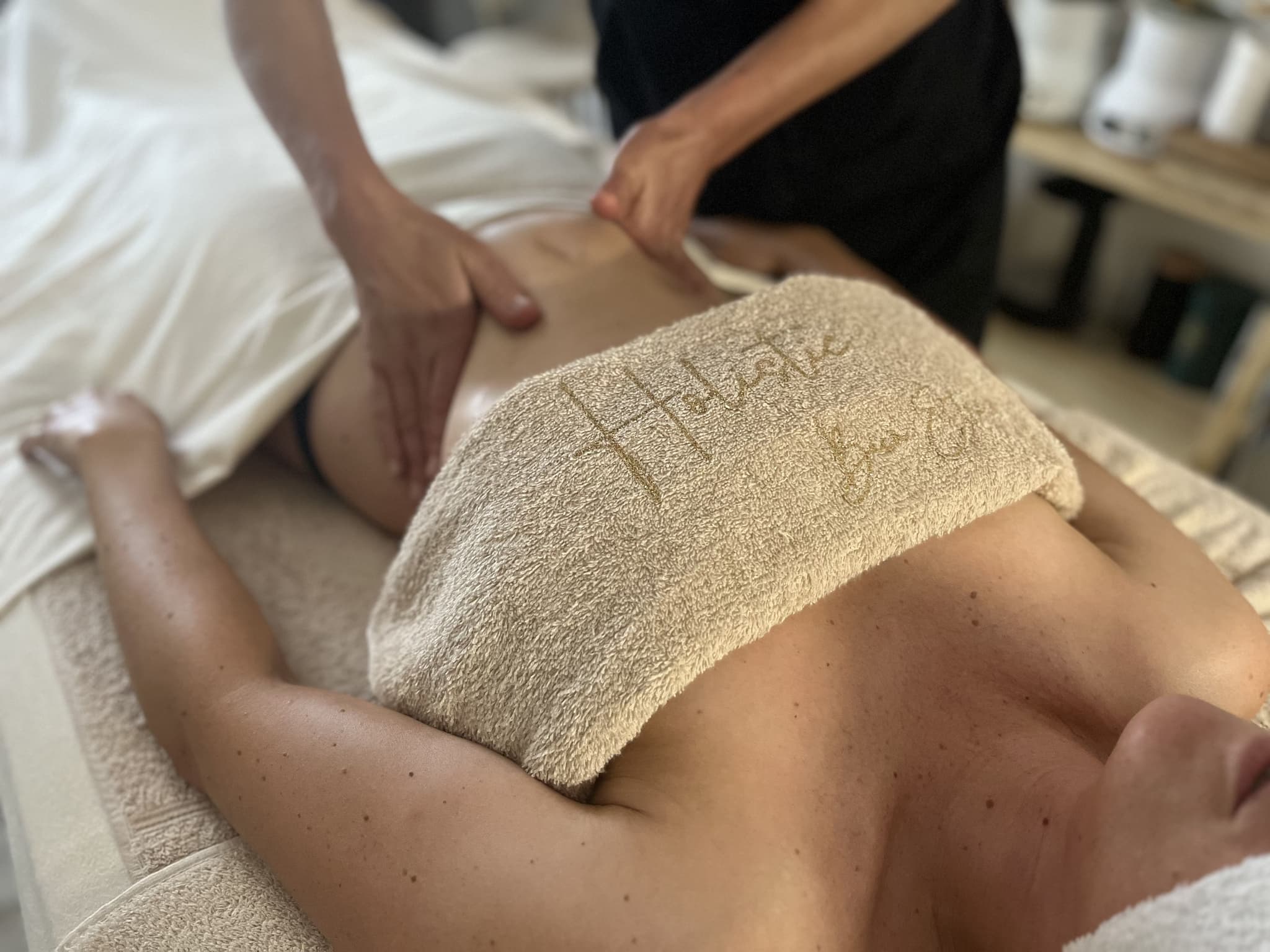 Soin anti-âge à Nice : quelles techniques naturelles pour raffermir la peau sans chirurgie ?